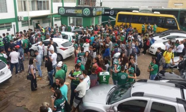 Navijači se okupljaju pred stadionom u Chapecu, igrači koji nisu putovali plaču u svlačionici