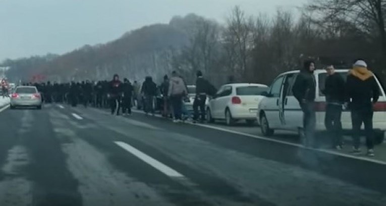 BBB NAPALI DELIJE NA AUTOPUTU Navijači Zvezde požalili se hrvatskoj policiji