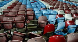 Navijači West Hama poharali svoj stadion: Čupali stolice, krali znakove