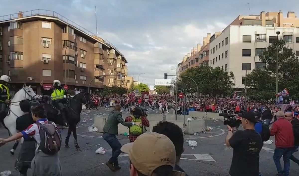 SUKOB U MADRIDU Navijači se gađali bocama i bakljama, ima ozlijeđenih