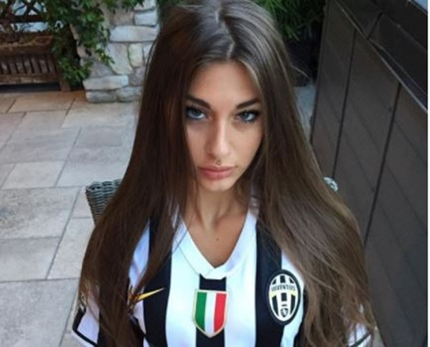 FOTO Vatrena navijačica Juventusa fotkala se u dresu bez gaćica