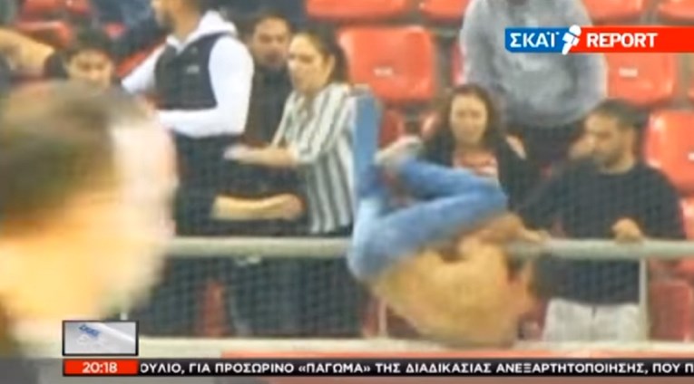 UZNEMIRUJUĆE SNIMKE Navijači Olympiakosa brutalno pretukli navijača PAO-a na utakmici Grčke i Gibraltara