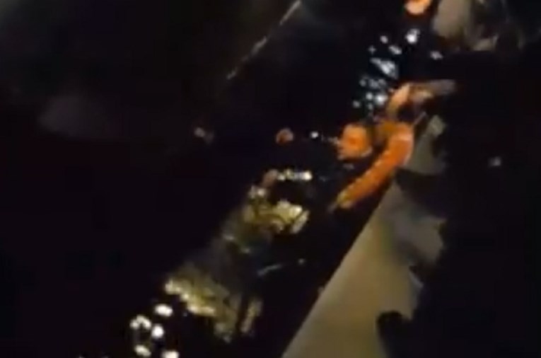VIDEO Pogledajte spašavanje navijača Rijeke: Pao u more kod ukrcavanja na trajekt