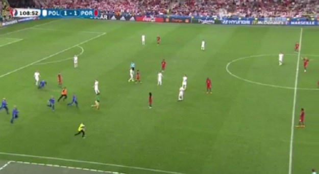 VIDEO Egzibicionist uletio u teren i prekinuo utakmicu između Portugala i Poljske