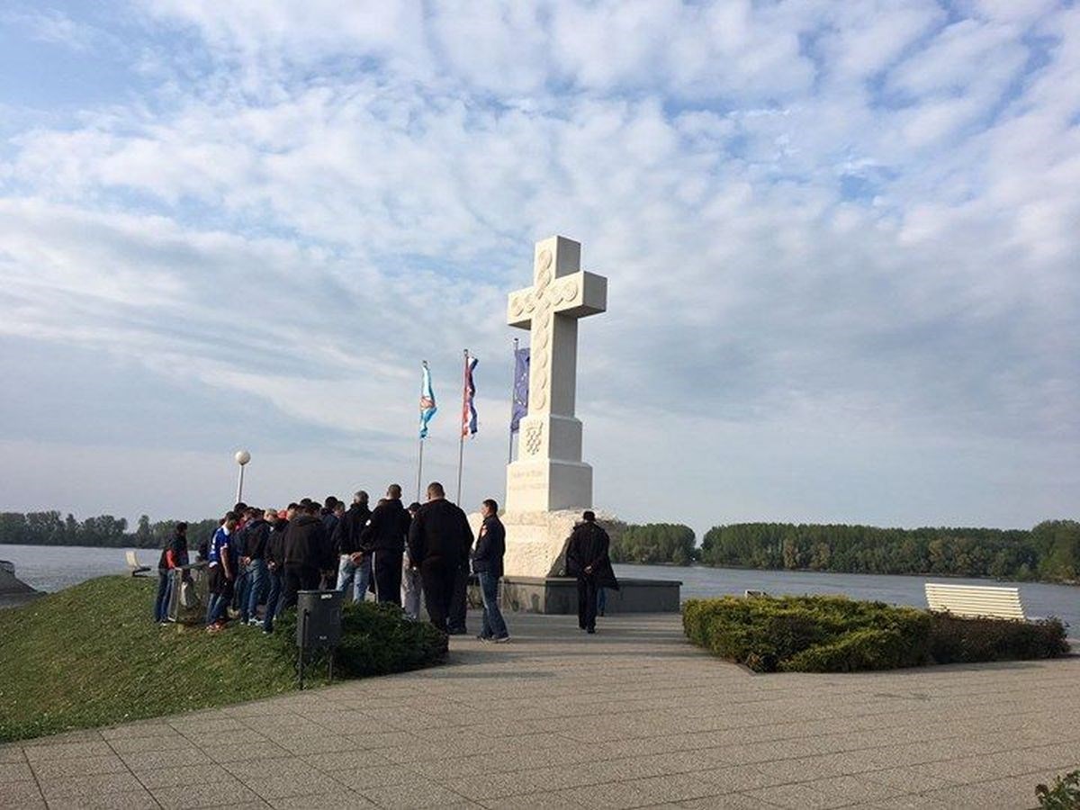 NAVIJAČI ZAJEDNO ZA VUKOVAR Navečer bakljada s Vodotornja