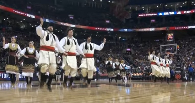 VIDEO Srbi zaplesali kolo na NBA utakmici