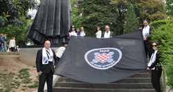 FOTO HSP razvio crnu zastavu HOS-a s natpisom Za dom spremni pred Grgurom Ninskim