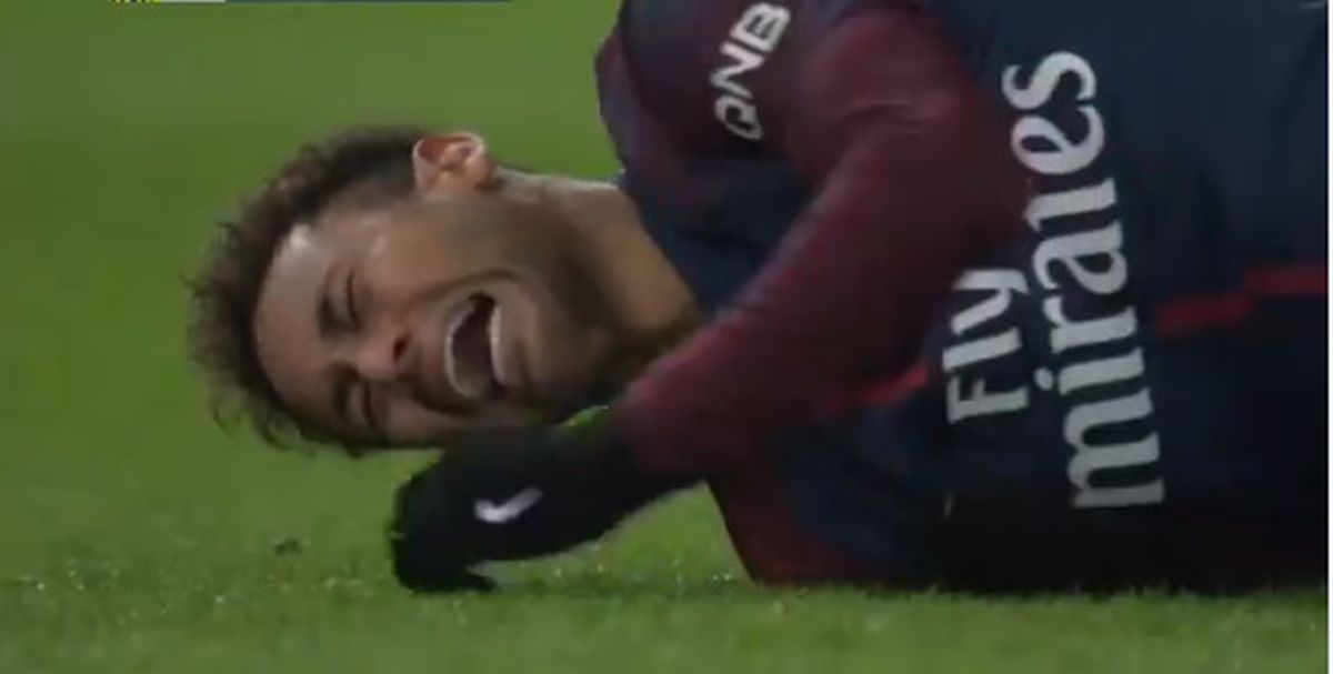 NEYMAR SE OZLIJEDIO U suzama napustio teren, iznijeli ga na nosilima