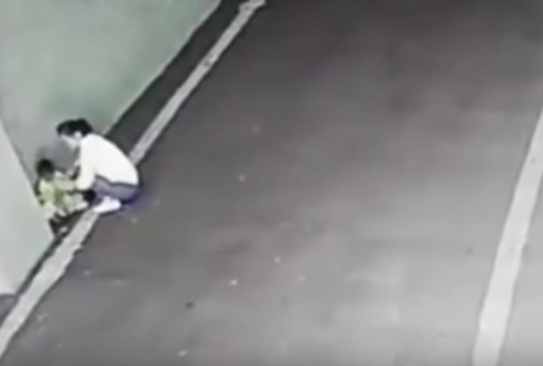 VIDEO Majka ostavila dijete na cesti i samo odšetala, kamere sve snimile