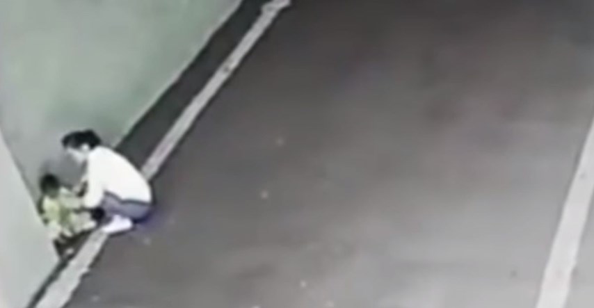 VIDEO Majka ostavila dijete na cesti i samo odšetala, kamere sve snimile