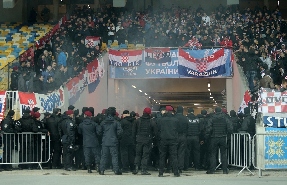 FOTO/VIDEO HNS DRHTI Baklje na terenu u Kijevu prazne Šukerovu blagajnu