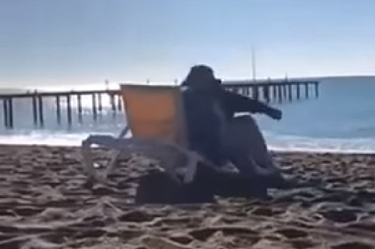 Srpski nogometaš u problemima: Snimio trenera u nezgodnoj pozi na plaži