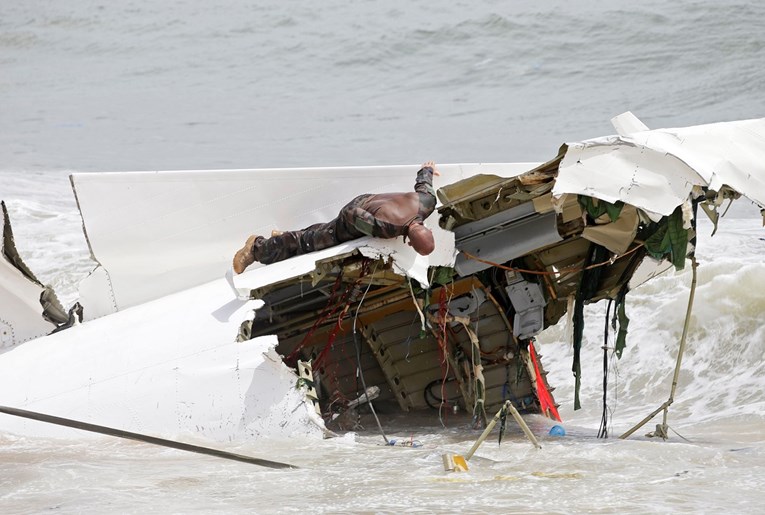 VIDEO Zrakoplov francuske vojske srušio se u Obali Bjelokosti, četvero ljudi poginulo