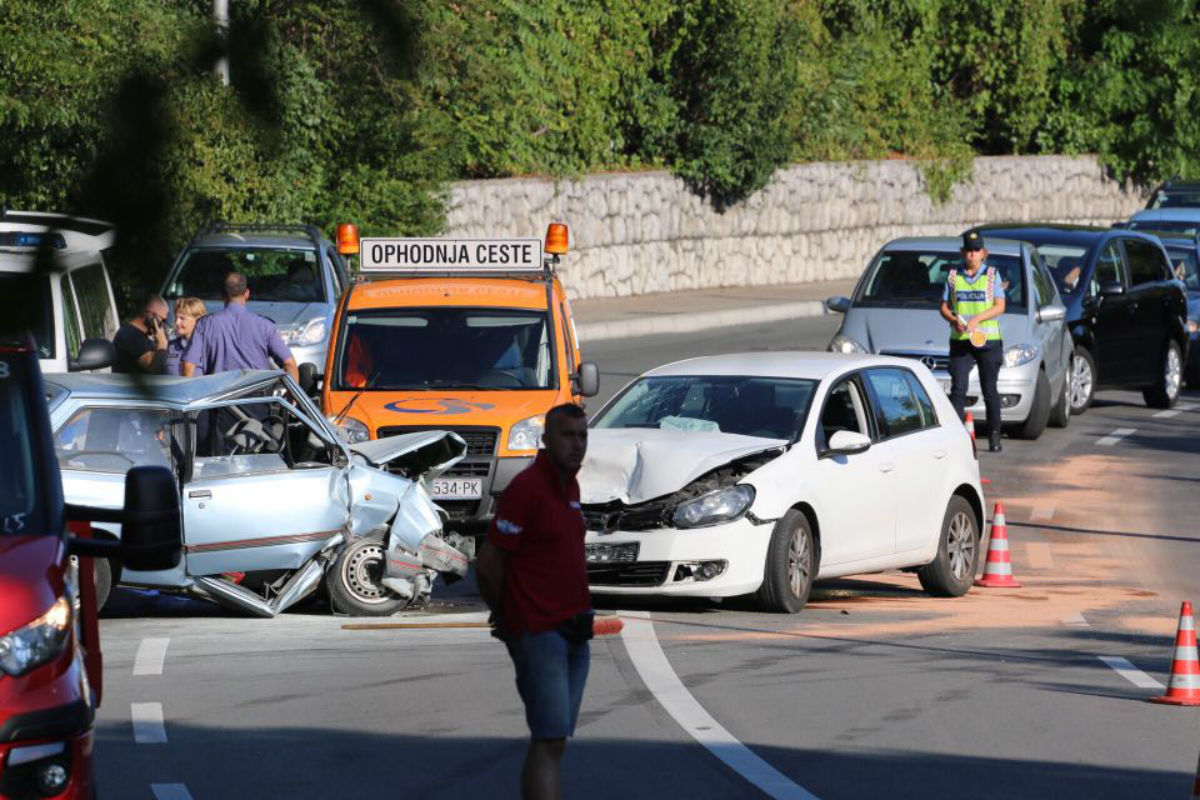 FOTO Teška prometna nesreća u Rijeci: Jedna osoba poginula u sudaru Golfa i Corse