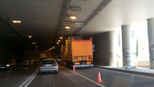 Kamionom zapeo za tunel u centru Rijeke