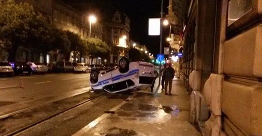 Nesreća u Rijeci: Vozilo interventne policije u sudaru s taksijem završilo na krovu