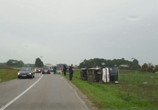 Autobus s učenicima sletio s ceste kod Slavonskog Broda i prevrnuo se, nema teže ozlijeđenih