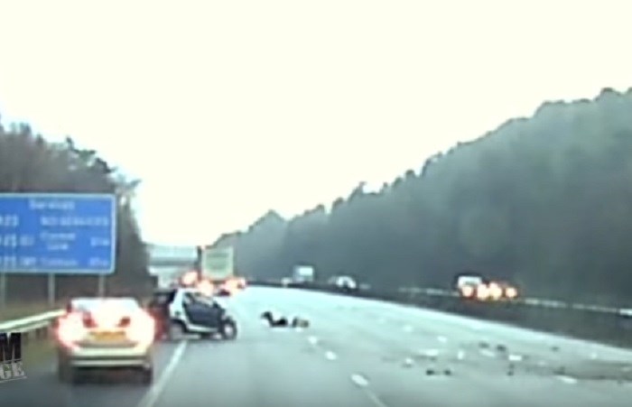 Snimljen trenutak stravične nesreće: Smart se okrenuo nekoliko puta, vozač je imao ludu sreću