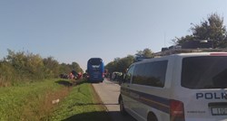 U nesreći kod Slavonskog Broda prevrnuo se autobus pun djece, poginuo vozač automobila