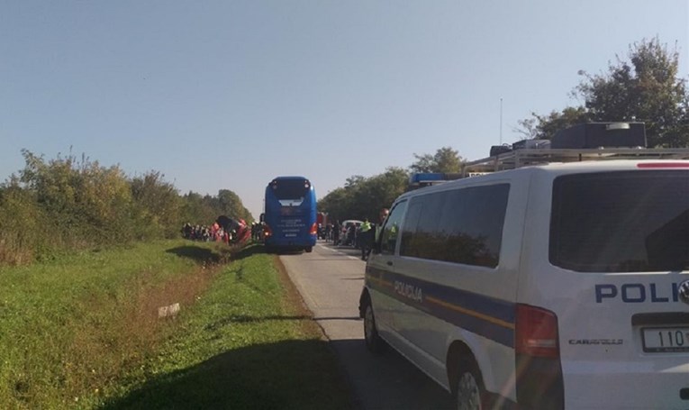 U nesreći kod Slavonskog Broda prevrnuo se autobus pun djece, poginuo vozač automobila