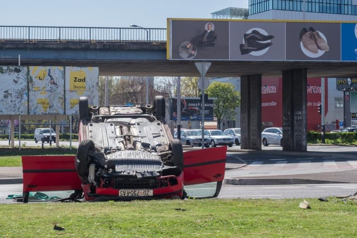 Prometna u širem centru Zagreba, auto završio na krovu
