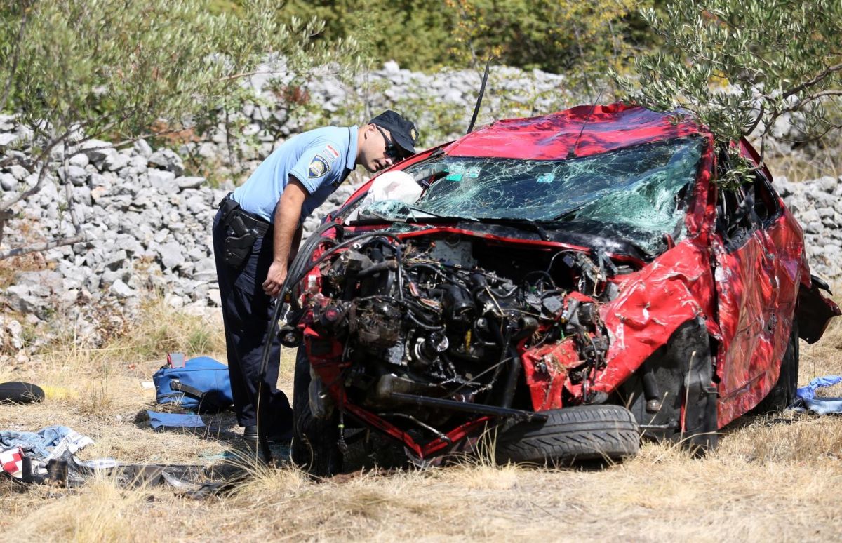 FOTO Auto kod Benkovca sletio s ceste, prednji i stražnji dio potpuno smrskani