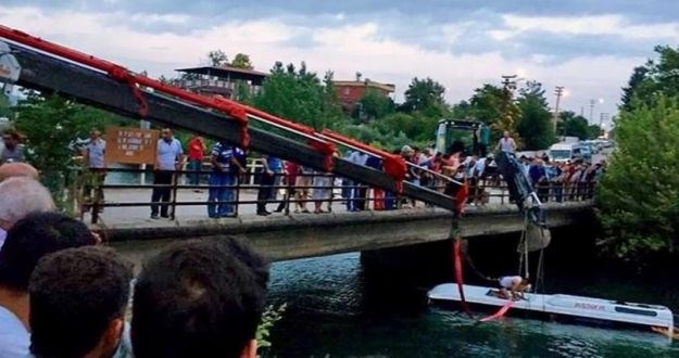 Autobus pun djece i roditelja strovalio se u kanal u Turskoj: Najmanje 14 poginulih i 26 ozlijeđenih