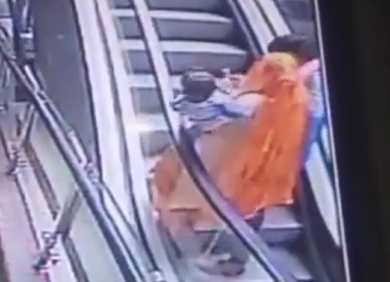 UZNEMIRUJUĆA SNIMKA Majka u Indiji radila selfie na pokretnim stepenicama, kći joj ispala iz ruku i poginula