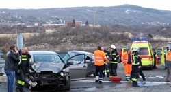 FOTO Dvije osobe teško ozlijeđene u nesreći kod Zagvozda, na samom ulazu na autocestu