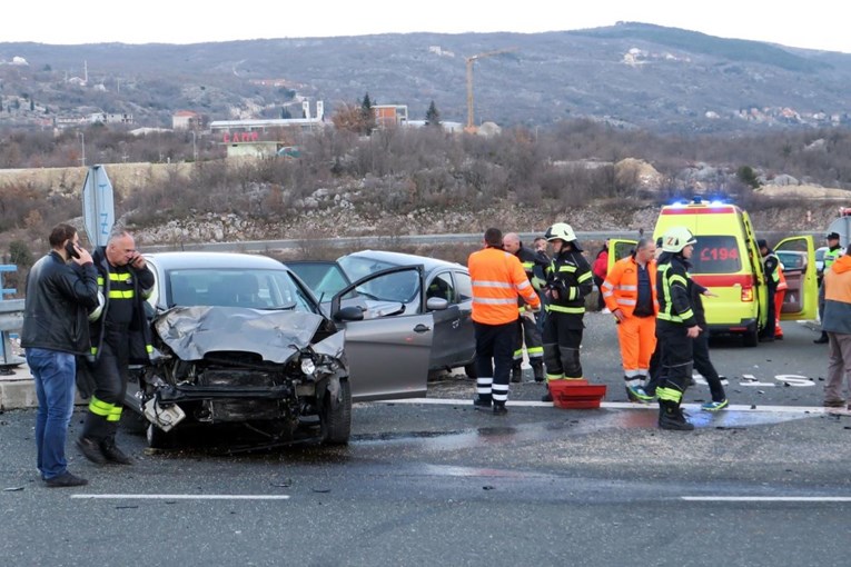 FOTO Dvije osobe teško ozlijeđene u nesreći kod Zagvozda, na samom ulazu na autocestu