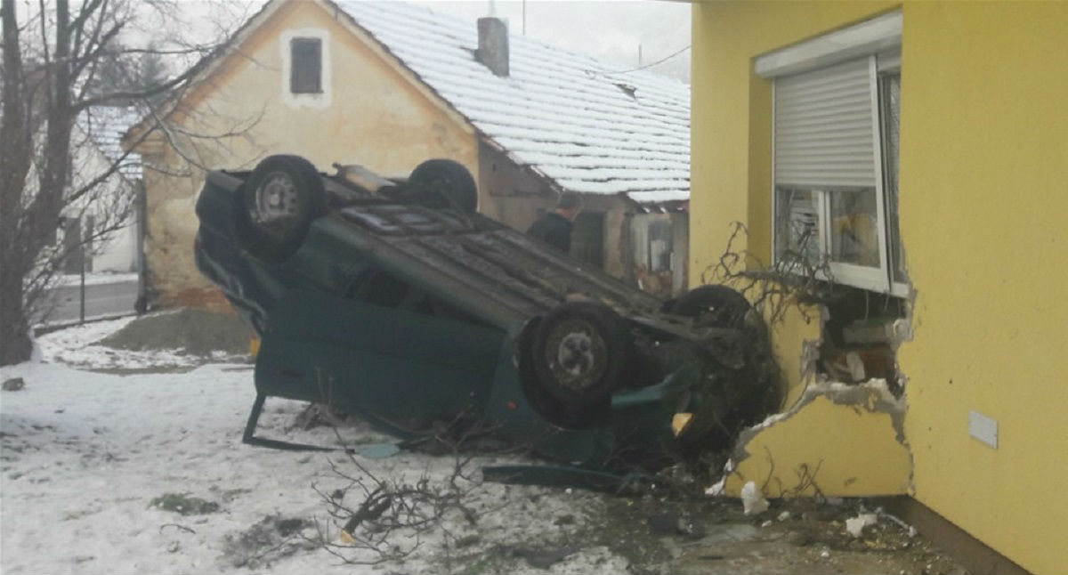U Zagorju autom probio zid dnevne sobe u kojoj je vlasnik kuće gledao televiziju