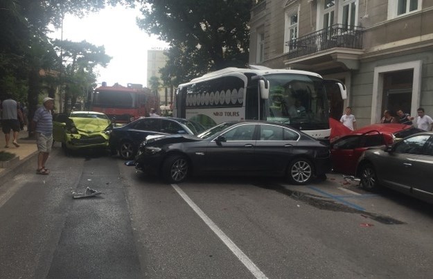 U Opatiji pozlilo vozaču slovenskog busa, ima više ozlijeđenih, razbijeno 9 automobila