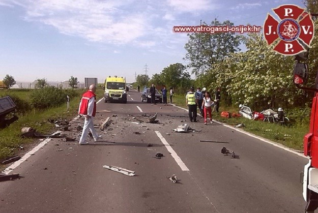 Teška prometna nesreća u Osijeku, poginula vozačica automobila
