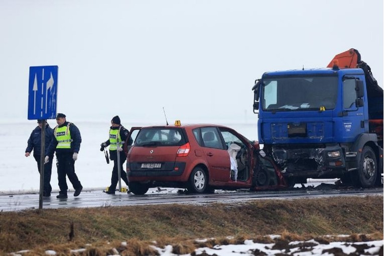 FOTO U teškoj prometnoj nesreći kod Osijeka smrtno stradao muškarac