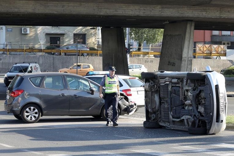 FOTO Nesreća na Selskoj u Zagrebu, auto završio na boku