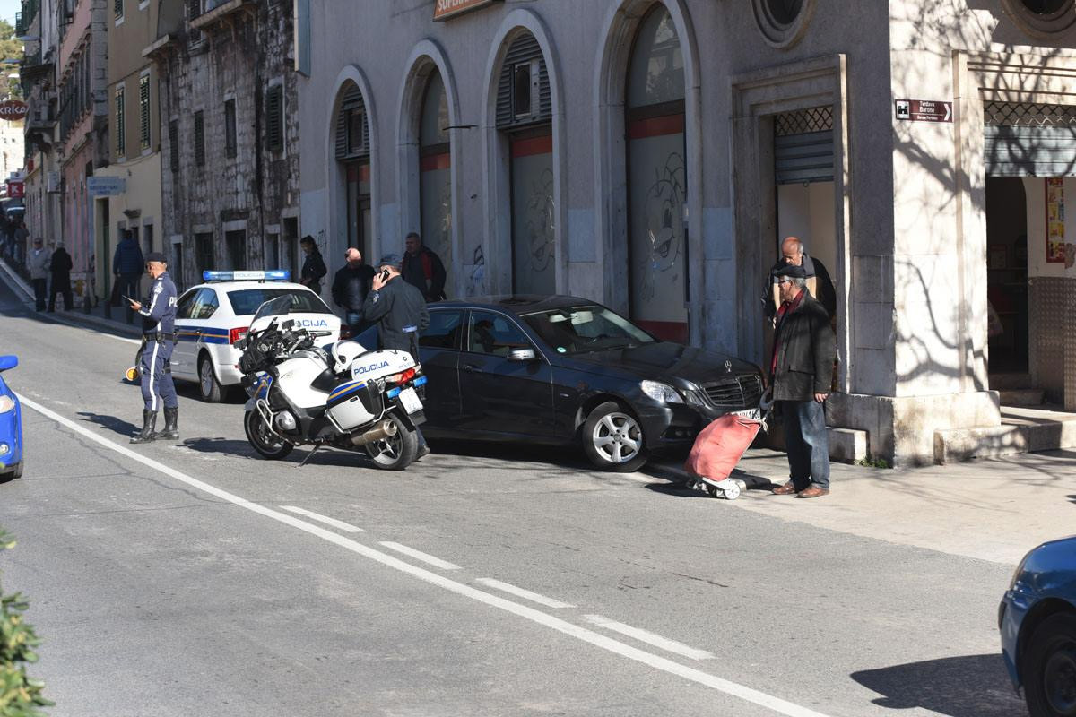 FOTO Nesreća u Šibeniku, ženu pregazio vlastiti auto nakon što je njime srušila motor