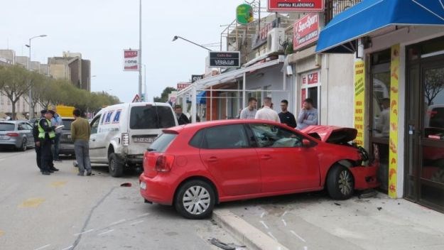 Prešao preko autobusne stanice i zabio se u pekaru: U prometnoj nesreći u Splitu troje ozlijeđenih