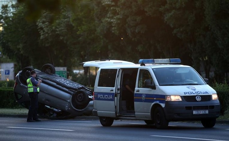 Nesreća na zagrebačkoj Aveniji Dubrovnik, auto završio na krovu