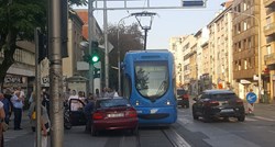 VIDEO Muškarac se u Zagrebu zabio u tramvaj pa škarama napao ZET-ovca, pogledajte snimku privođenja
