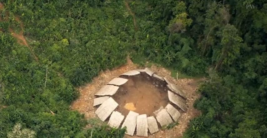 VIDEO Iz zraka snimljeno netaknuto pleme, avion gađali kopljima i strijelama