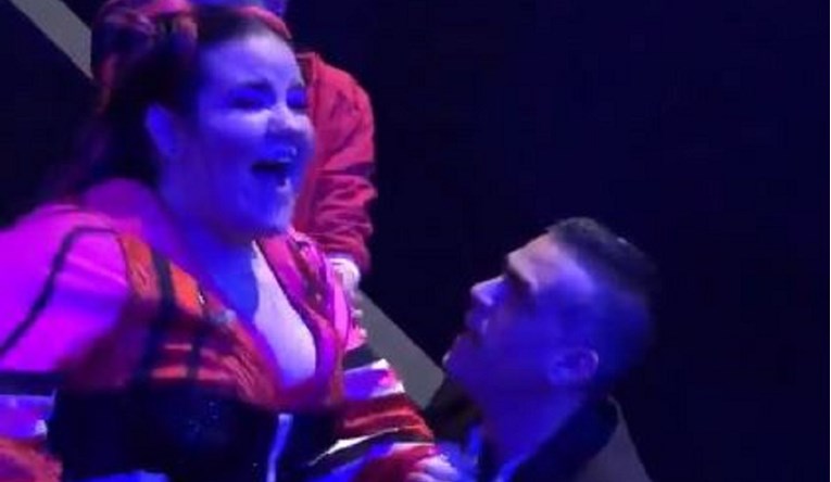 VIDEO Izraelka se nakon nastupa na Eurosongu prosula po stepenicama
