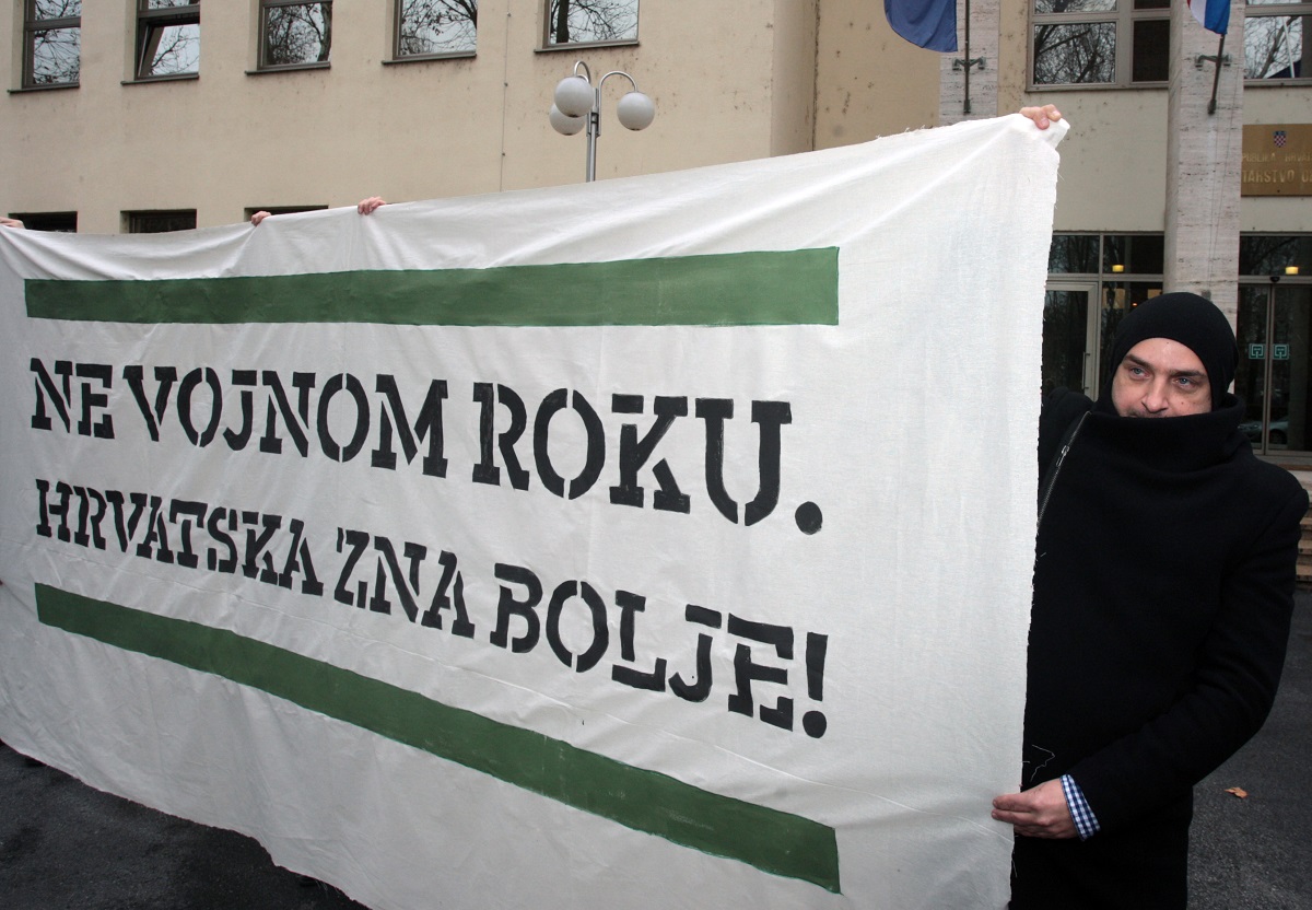 Stali pred MORH  i poručili: Ne vojnom roku, Hrvatska zna bolje