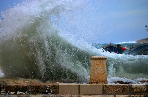 Ovako je izgledala hvarska riva pod udarima olujnog vjetra i golemih valova