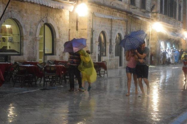 Nevrijeme u Dubrovniku: Na Stradunu mrak, uključena javna rasvjeta