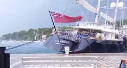 Nevrijeme u Dalmaciji: Na Hvaru pijavice, olujni vjetar luksuznu jedrilicu podigao na rivu