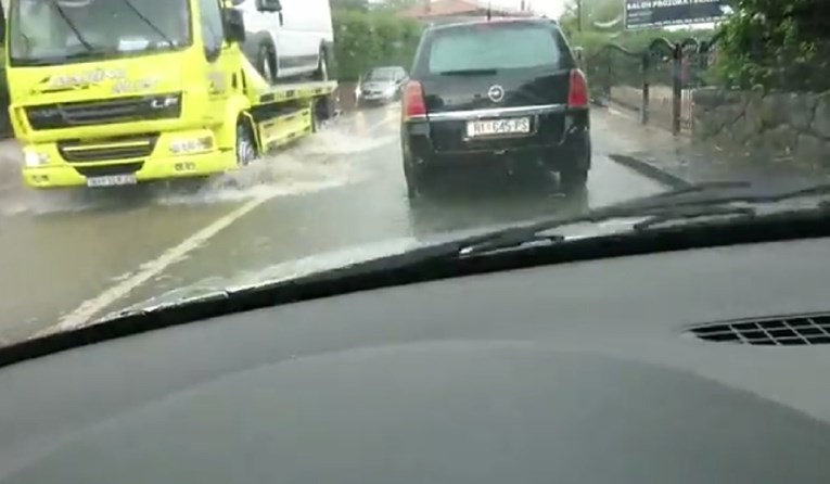 VIDEO Kiša potopila ulice u Rijeci, popodne se očekuju grmljavinski pljuskovi