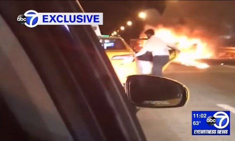 VIDEO Muškarac u New Yorku izazvao nesreću i ostavio ženu da izgori u automobilu