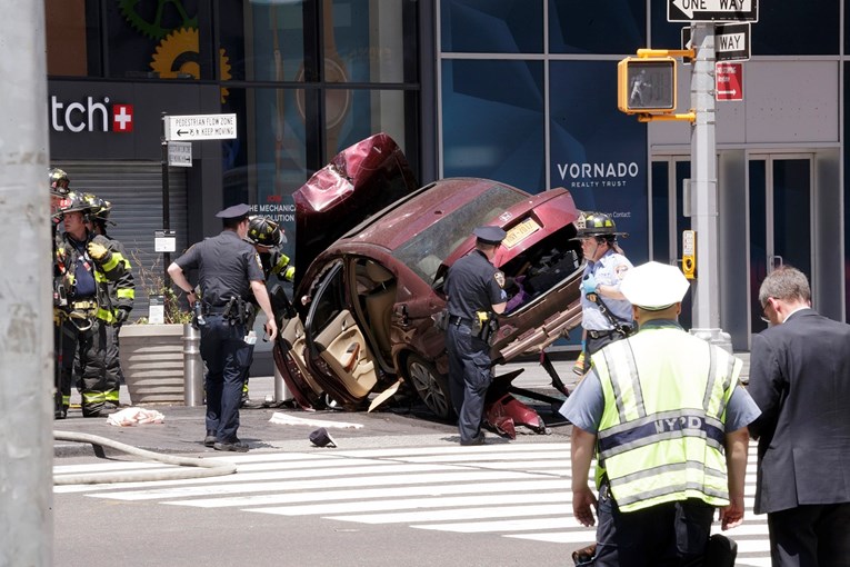 Vozilo se zabilo u pješake na Times Squareu u NY, svjedok: Najmanje 20 ozlijeđenih, 1 osoba mrtva