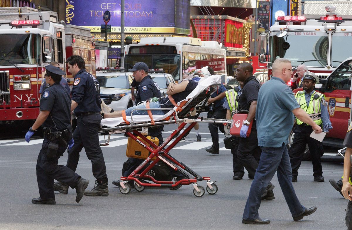 DIVLJANJE AUTOM U NEW YORKU Tri osobe su još uvijek kritično nakon jučerašnjeg incidenta