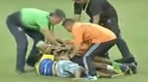 VIDEO Navijači utrčali u teren i oborili Neymara